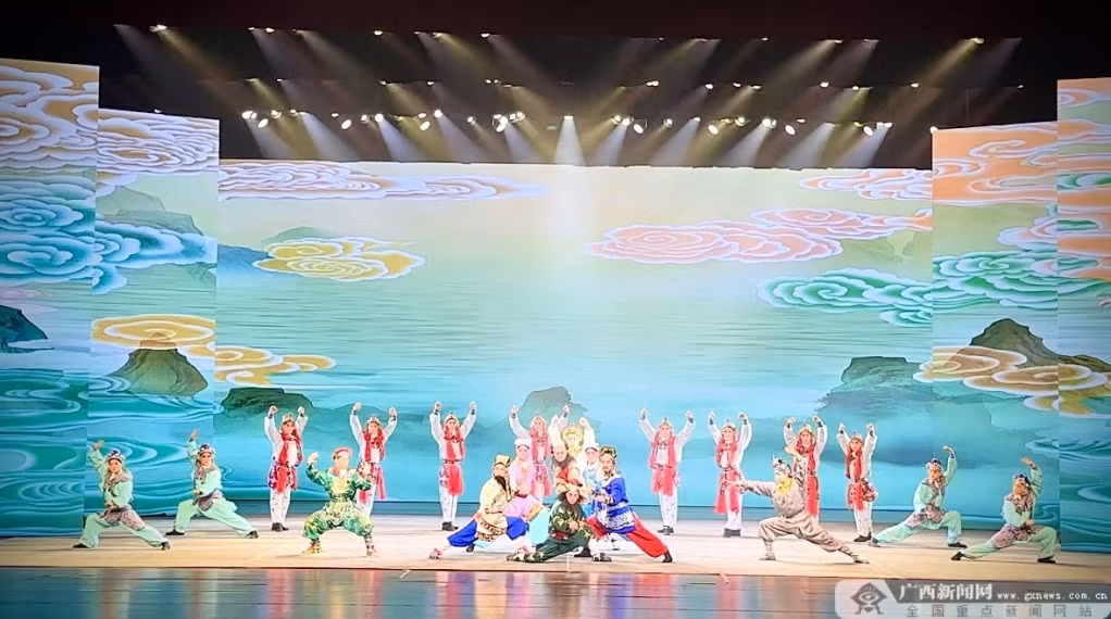 首届中国—东盟（南宁）文化月暨第十届中国—东盟（南宁）戏剧周开幕式表演现场。记者 陈思羽 摄 Quang cảnh biểu diễn tại Lễ khai mạc Tháng văn hóa Trung Quốc - ASEAN (Nam Ninh) lần thứ nhất và Tuần lễ kịch Trung Quốc - ASEAN (Nam Ninh) lần thứ 10. Ảnh: phóng viên Trần Tư Vũ chụp