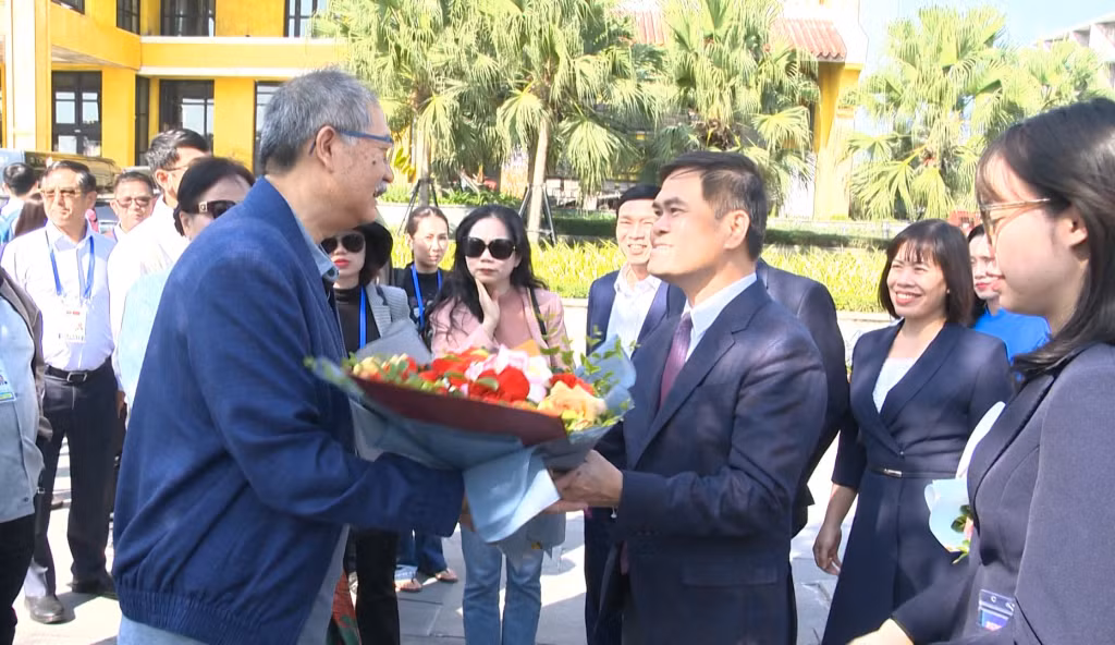 广宁省人委会副主席裴文康给东盟成员国—中国代表团赠送鲜花。