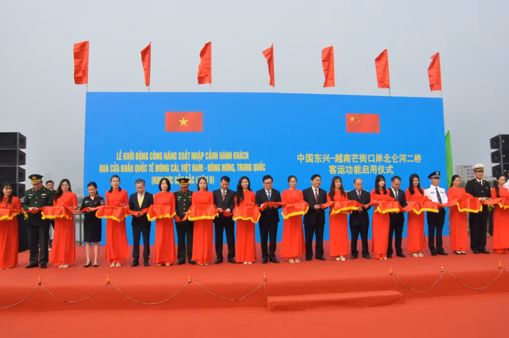 越南芒街—中国东兴口岸北仑河二桥客运功能正式启用。