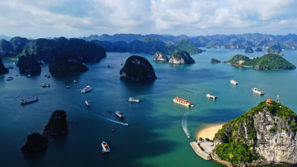 近年来，下龙湾连续跻身全球最美旅游目的地榜单。