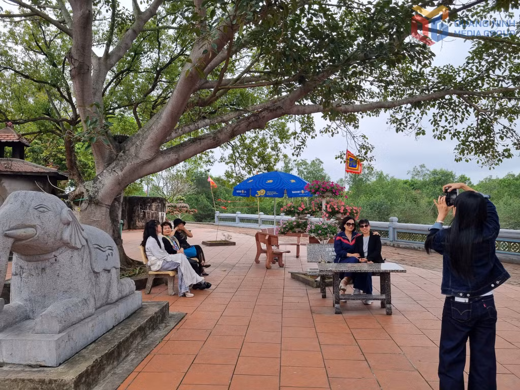 祭拜仪式结束后，游客在白藤遗迹区园林中悠闲休憩、拍照留念。