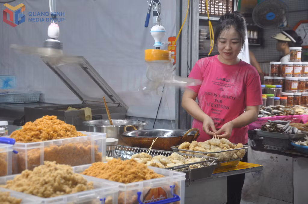 颇受游客欢迎的姑苏墨鱼饼。