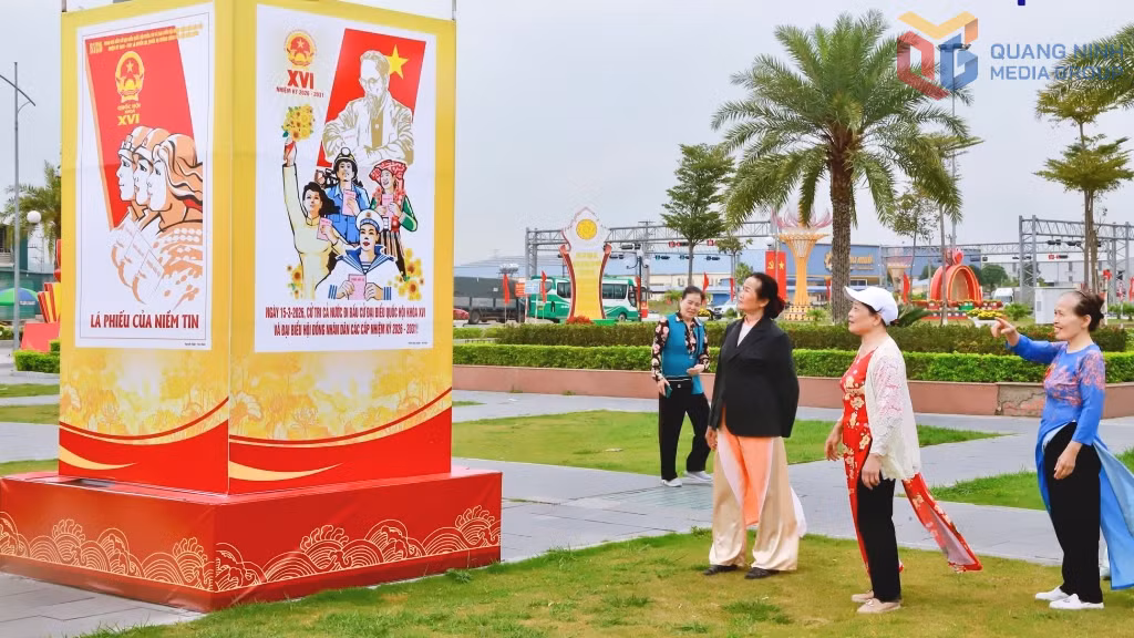 广大群众满怀喜悦与激动，驻足观看宣传内容，并纷纷在各个宣传造型前合影留念。