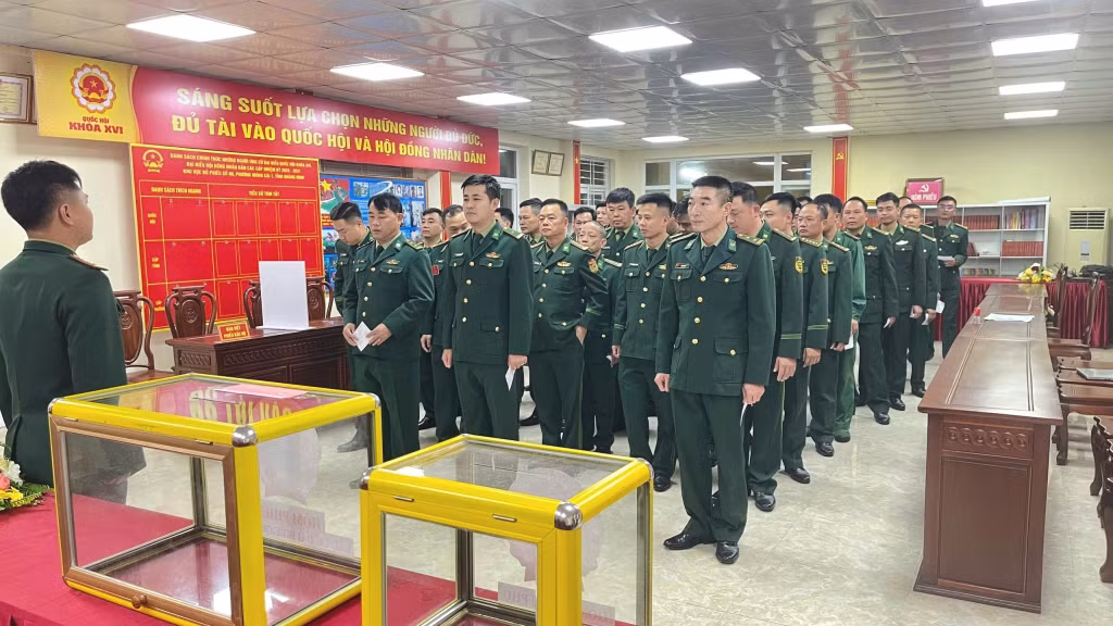芒街国际口岸边防哨所投票站：由于该单位需24小时值守巡逻并保障口岸通关（每日7:00至20:00），已获准于清晨6:00提前举行开幕仪式并开始投票。
