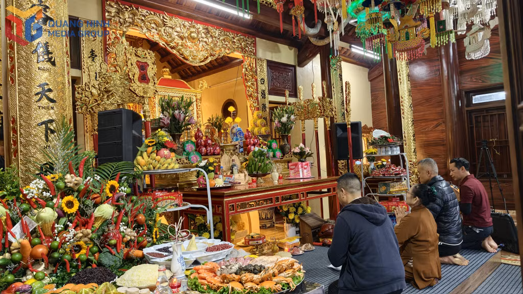 民众准备的祭坛供品齐全周到。