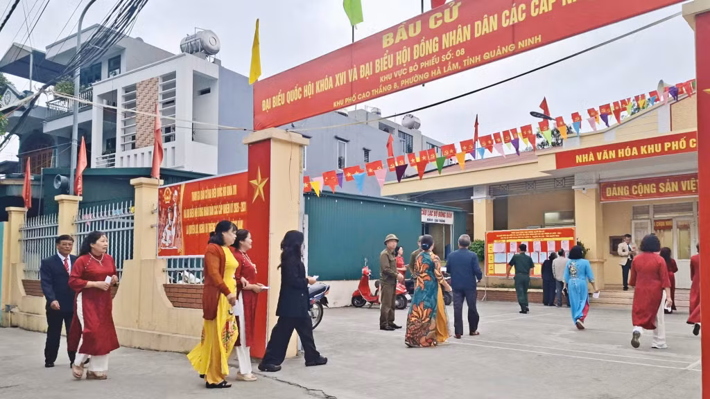 河林坊选民踊跃前往高胜8区第8号投票站行使公民权利。
