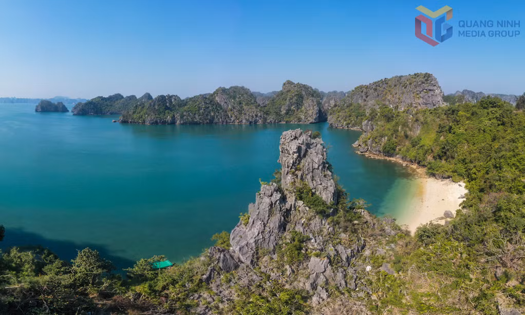 翁万海湾静谧沙滩旁巍然屹立的石山 见证了下龙湾“静穆”之美。