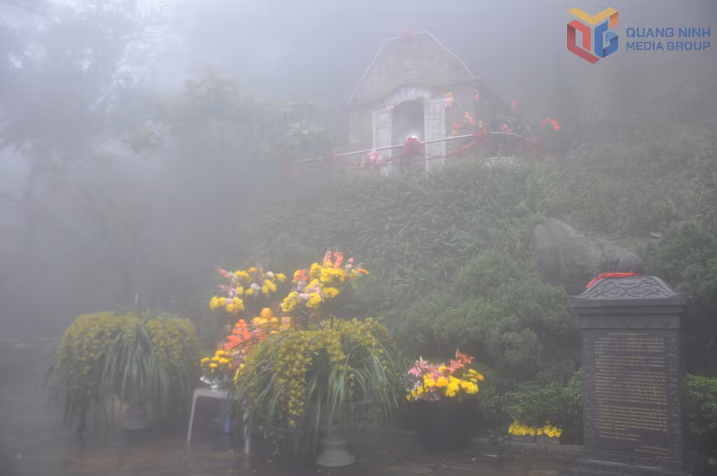 卧云庵-寺坐落于高山之上，属于陈朝遗迹区。春天的卧云常年笼罩在云雾缭绕的幻境之中。