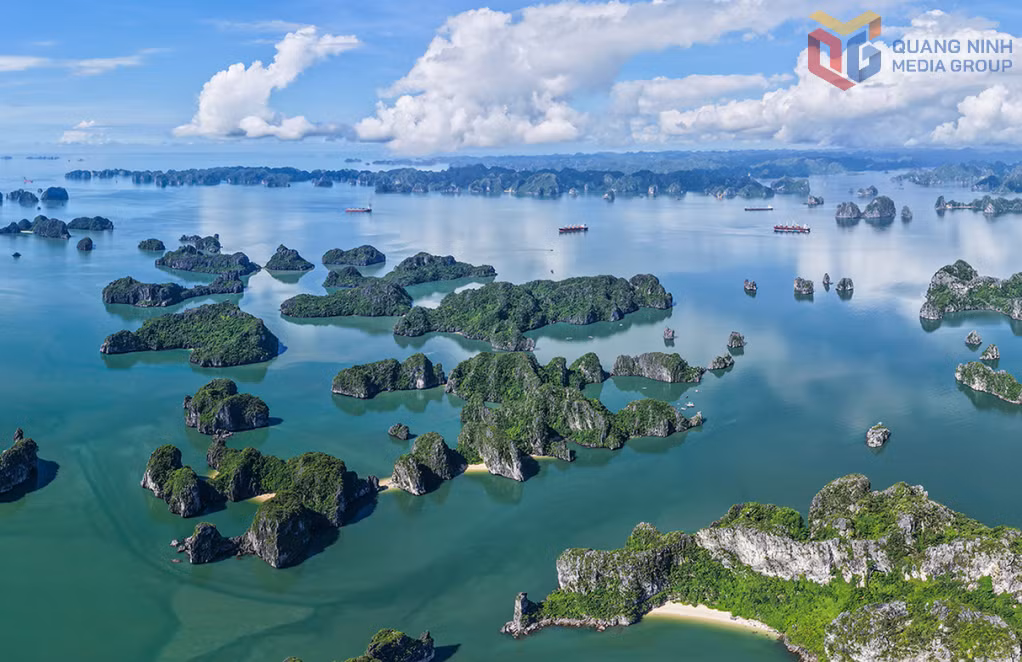 俯瞰下龙湾全景： 数以百计的大小石岛倒映在碧绿的海水中，其间隐匿着美不胜收的天然沙滩。