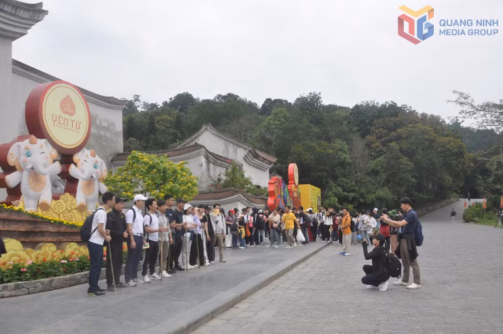 正值春节庙会的安子山每日接待游客量可达上万人次。