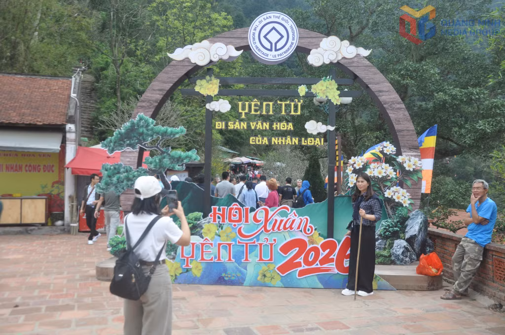 游客纷纷在纪念区打卡。
