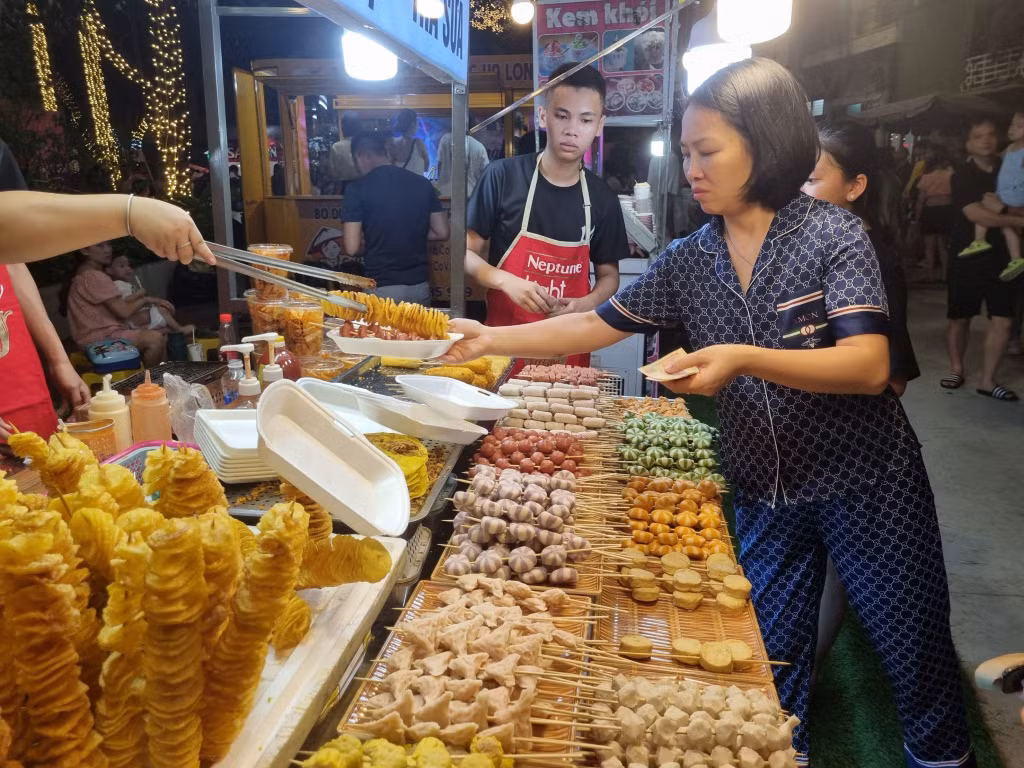 诗篇步行街上的零食店能够吸引众多顾客。