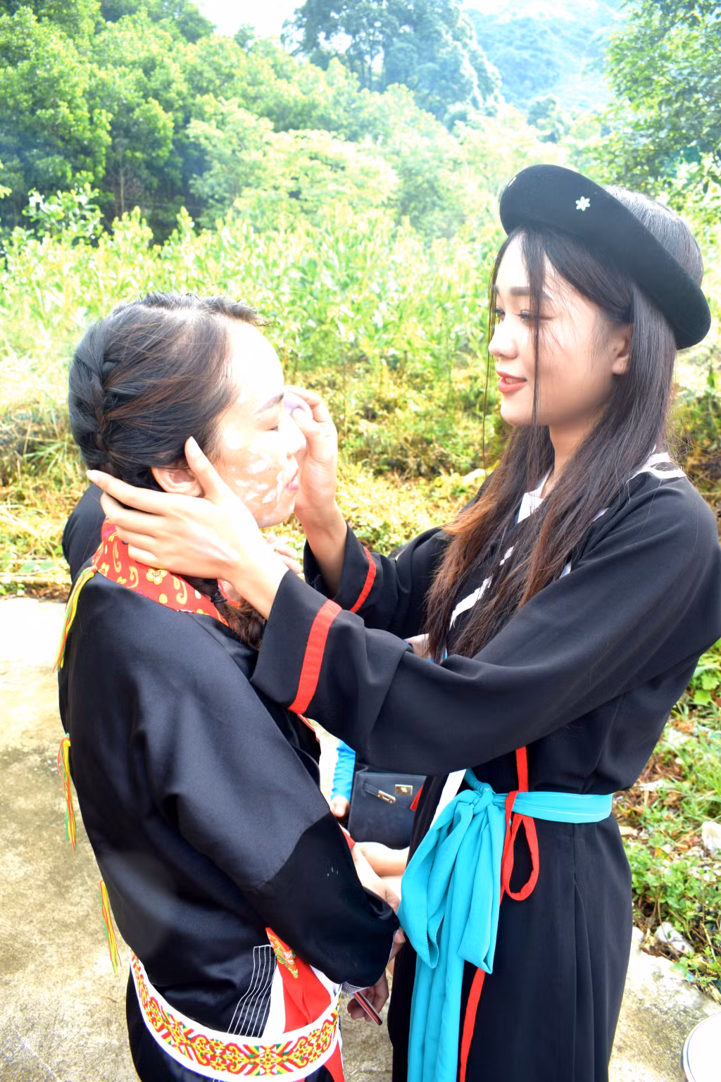 姑娘们准备参加谷调（Sán Cố）节。