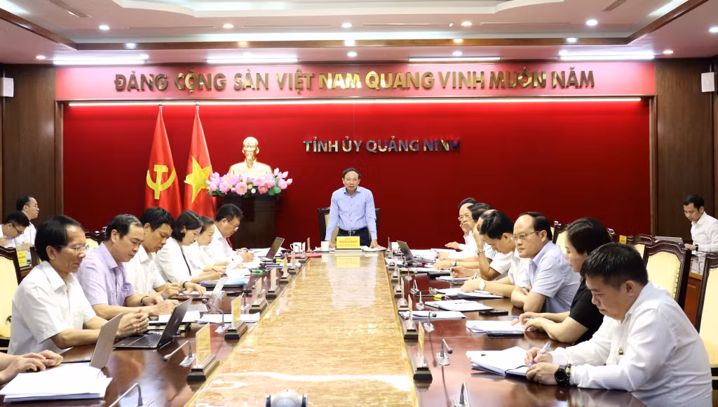 广宁省委书记、人民议会主席阮春冀主持会议。