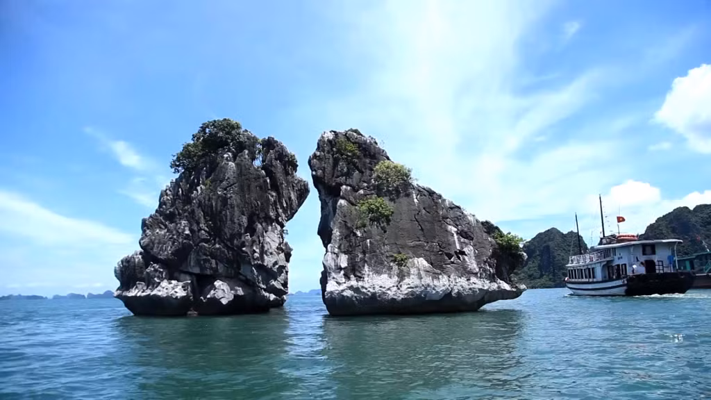 斗鸡石是下龙湾海上标致性的景物。