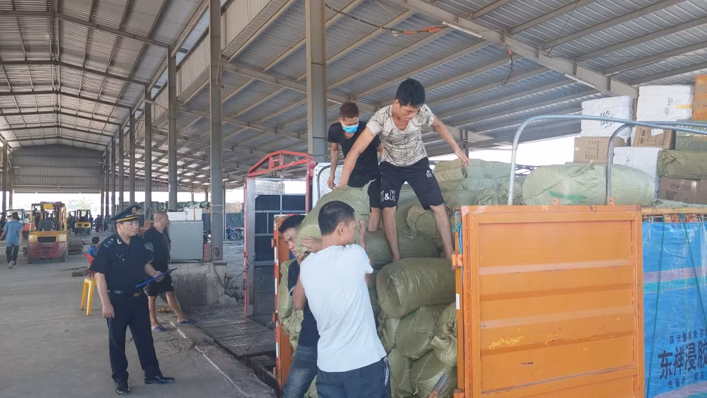 员工在北仑二桥检货场装卸货物。 Bốc xếp hàng hóa tại Bãi kiểm hóa Cầu Bắc Luân 2.