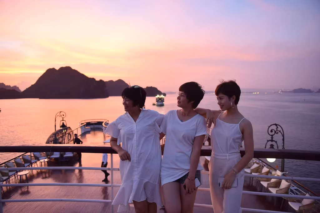 这些旅游项目中，藏着下龙湾最美的黄昏和黎明 ảnh 2