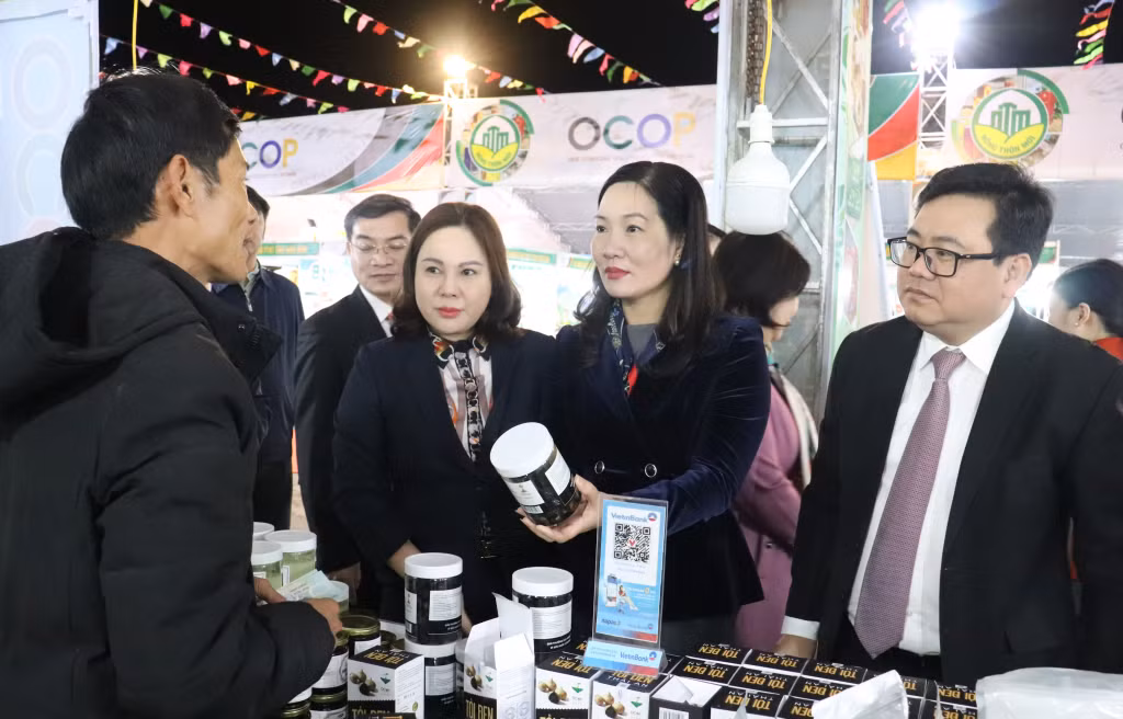 广宁省领导参观2022年秋冬季广宁OCOP 博览会。