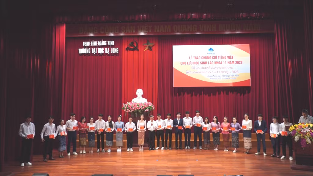 下龙大学给老挝留学生颁发结业证书。