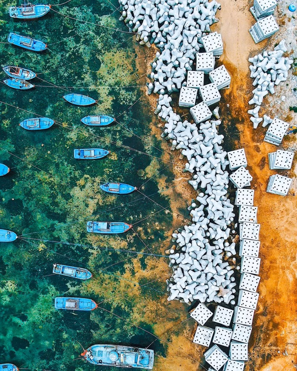 茅岛的船只湾泊景象 Bến neo tàu ở Hòn Tranh