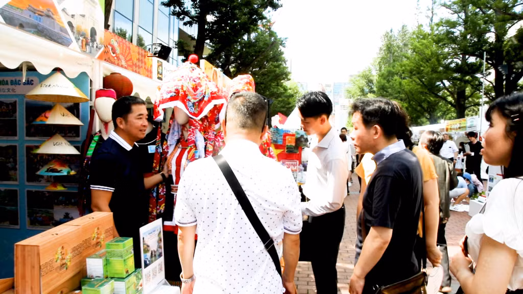 广宁展位向游客们介绍广宁省的文化、自然景观以及潜力优势。