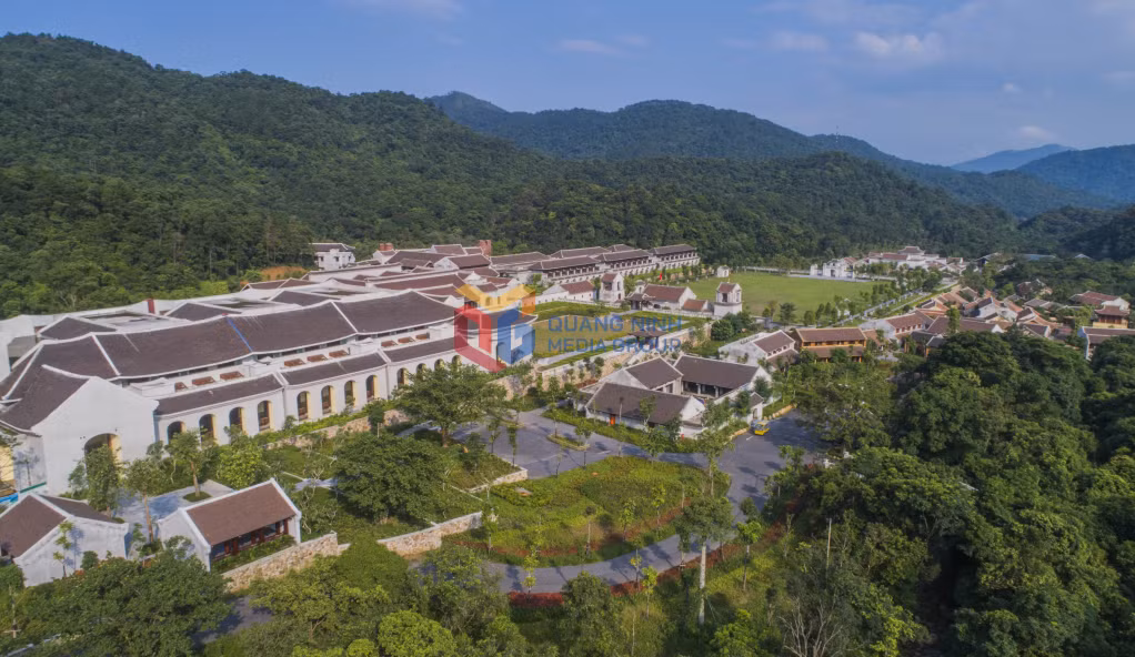 被连绵起伏群山缠着的传承安子山酒店全景。