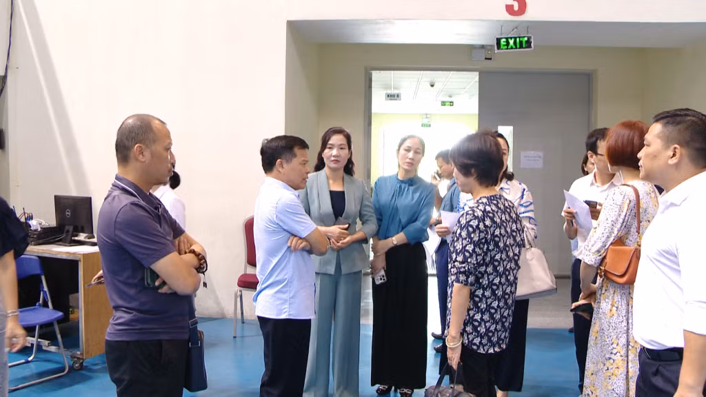 广宁省人民委员会副主席阮氏幸和越南电视台代表团赴广宁省综合体育馆开展基础设施检查工作。