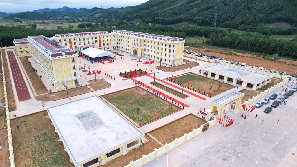 下龙市投资建设下龙市广罗高中学校、有助于提高少数民族同胞地区的教育质量。