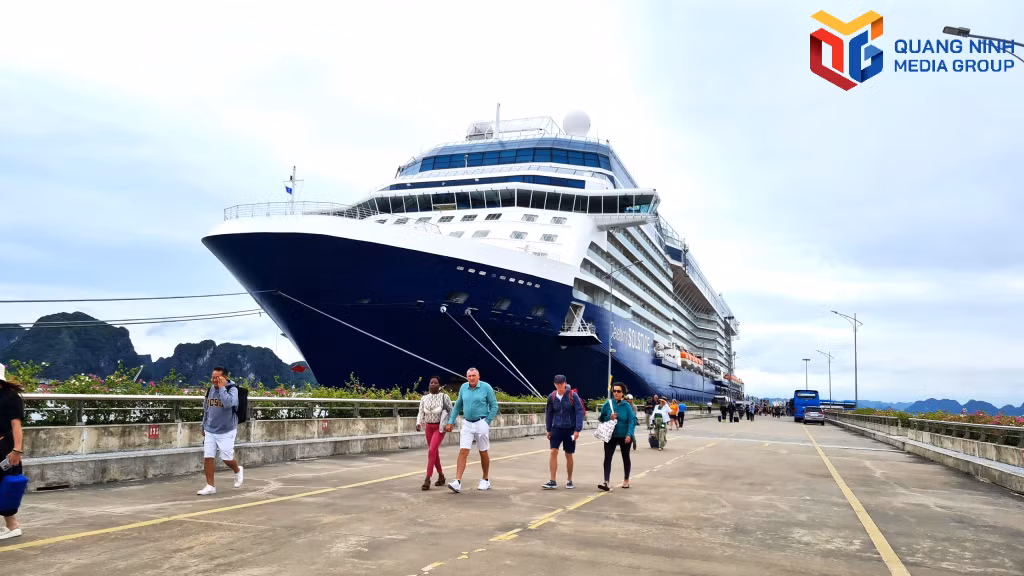 搭载近2700名欧洲和美国游客的精致邮轮极致号（Celebrity Solstice）靠下龙国际游轮码头。