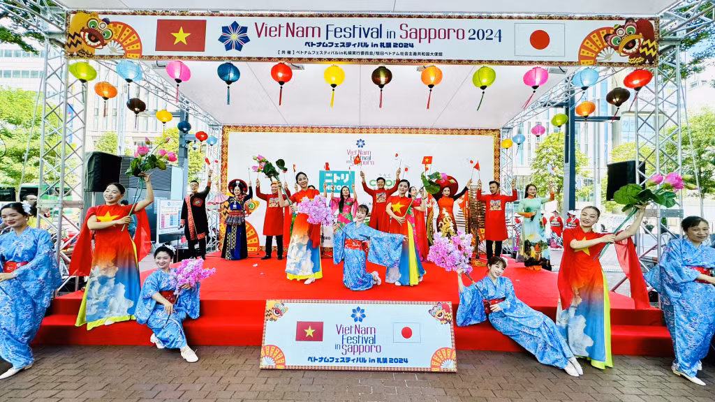 广宁省和日本艺术家在札幌越南节表演的节目。