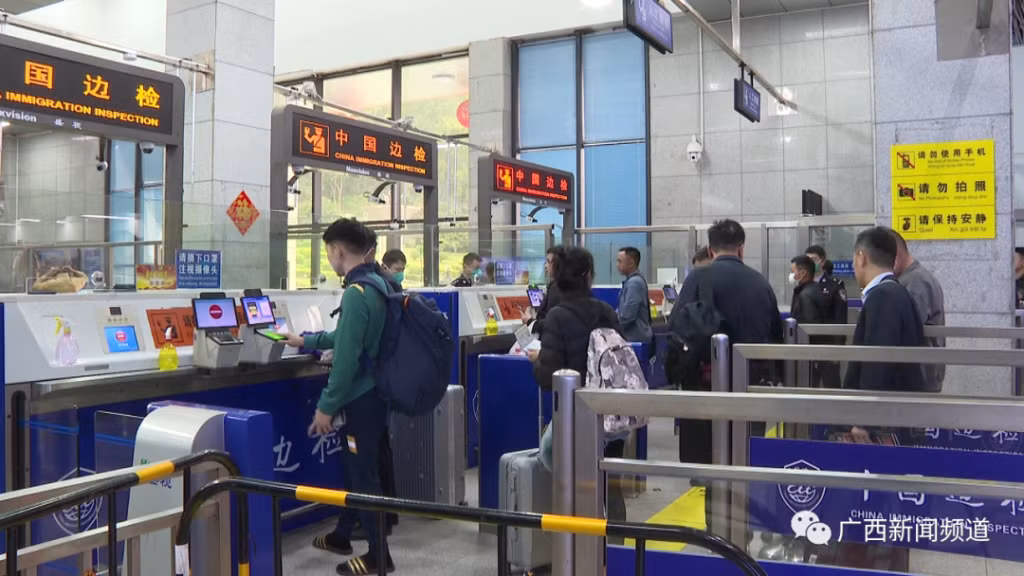 凭祥友谊关口岸迎来越南旅游团队 ảnh 2