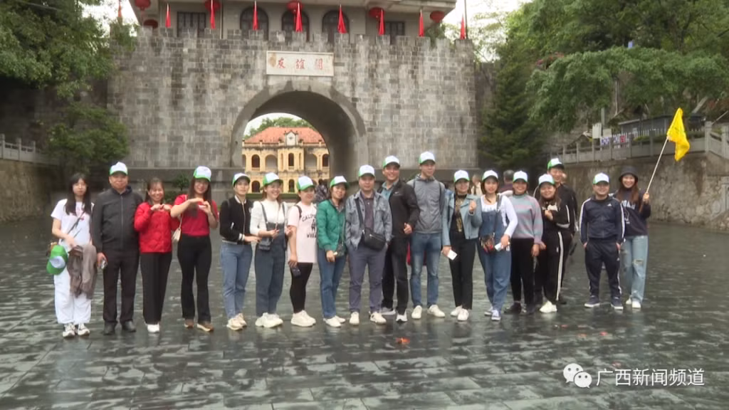 凭祥友谊关口岸迎来越南旅游团队 ảnh 3