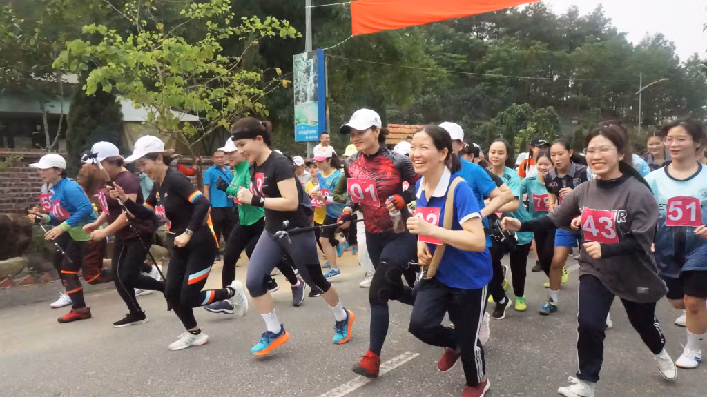 众多运动员踊跃参加平香峰登山比赛。