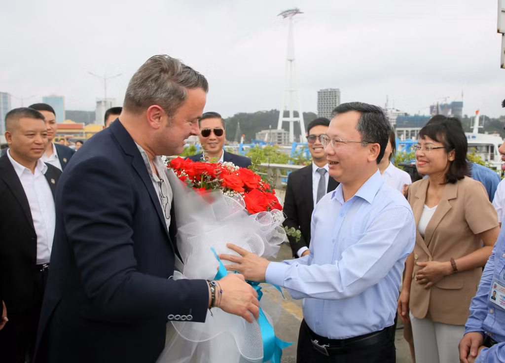 广宁省人民委员会代主席高祥辉对卢森堡大公国首相格扎维埃·贝泰尔一行访问广宁省并参观了世界自然遗产下龙湾赠送鲜花。