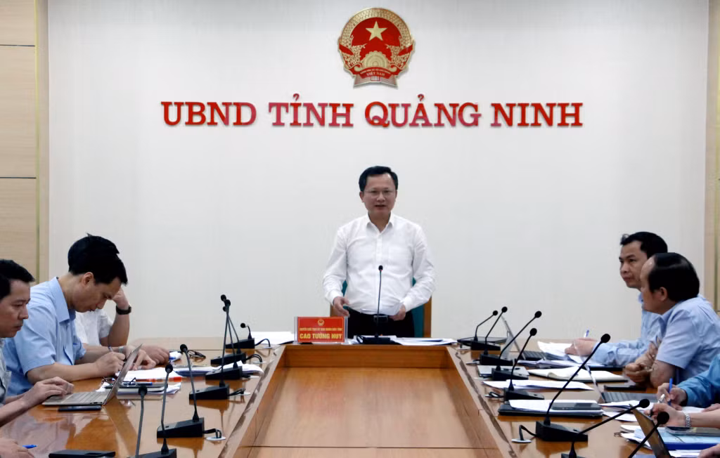 广宁省人民委员会代主席、《下龙湾缓冲区界线调整提案》工作组组长高祥辉主持会议。