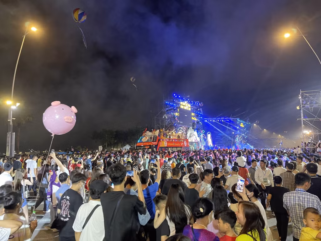 众多参加2023年下龙嘉年华。