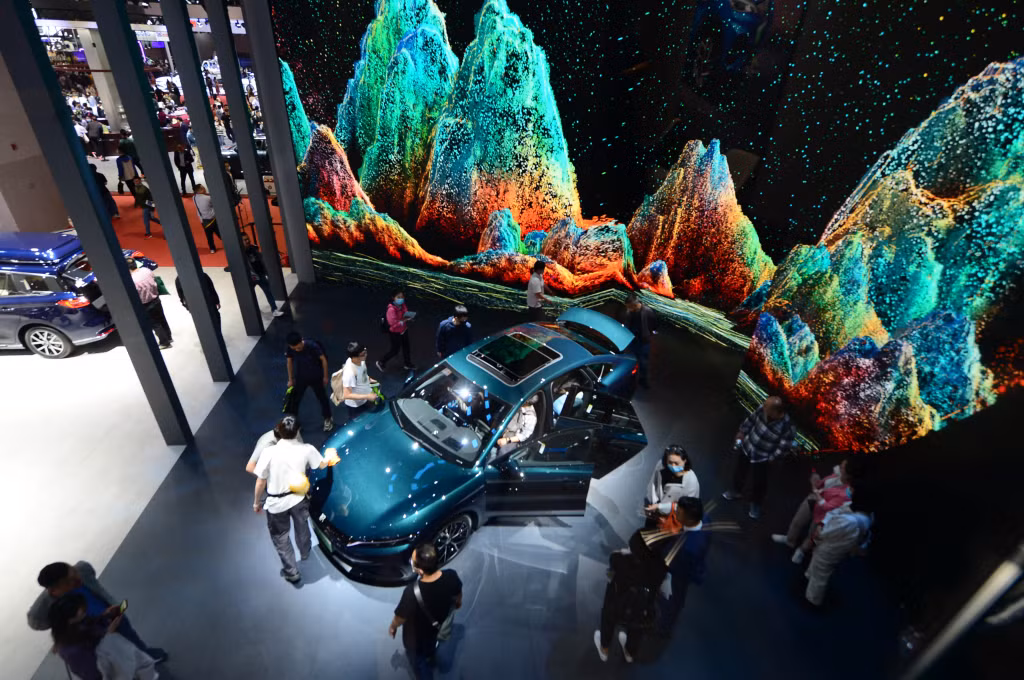 4月21日，中国品牌比亚迪成为2023上海车展众多参展企业中的“明星”，展台前人山人海，引起不少观众围观（图/IC photo）Ngày 21 tháng 4, thương hiệu BYD của Trung Quốc đã trở thành "ngôi sao" trong số nhiều doanh nghiệp tham dự triển lãm tại Triển lãm ô tô Thượng Hải năm 2023, “biển người” trước gian triển lãm đã thu hút nhiều khách tham quan đến xem