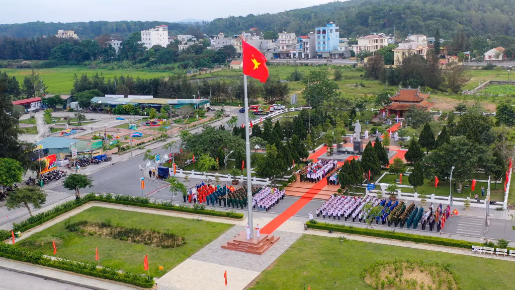 姑苏县岛上党部、政府、武装力量及人民在姑苏岛上胡志明主席纪念馆国家级历史遗迹区祖国主权旗台隆重举行升国旗仪式。