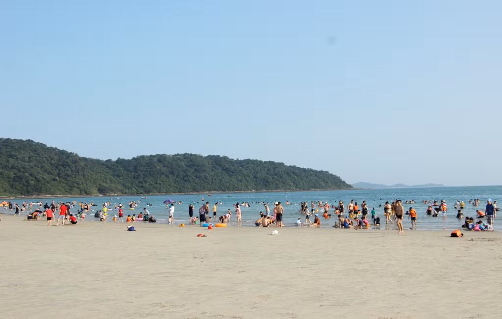 姑苏县万流浴场吸引了大量游客。