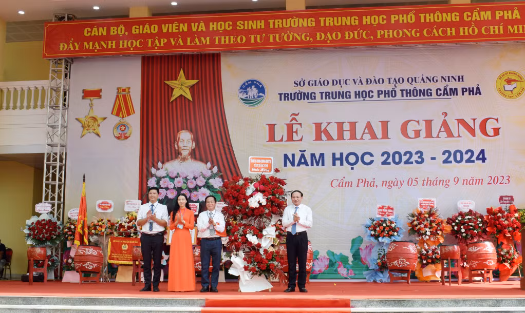 广宁省委书记、人民议会主席阮春冀在锦谱高中学校开学典礼上赠送鲜花。