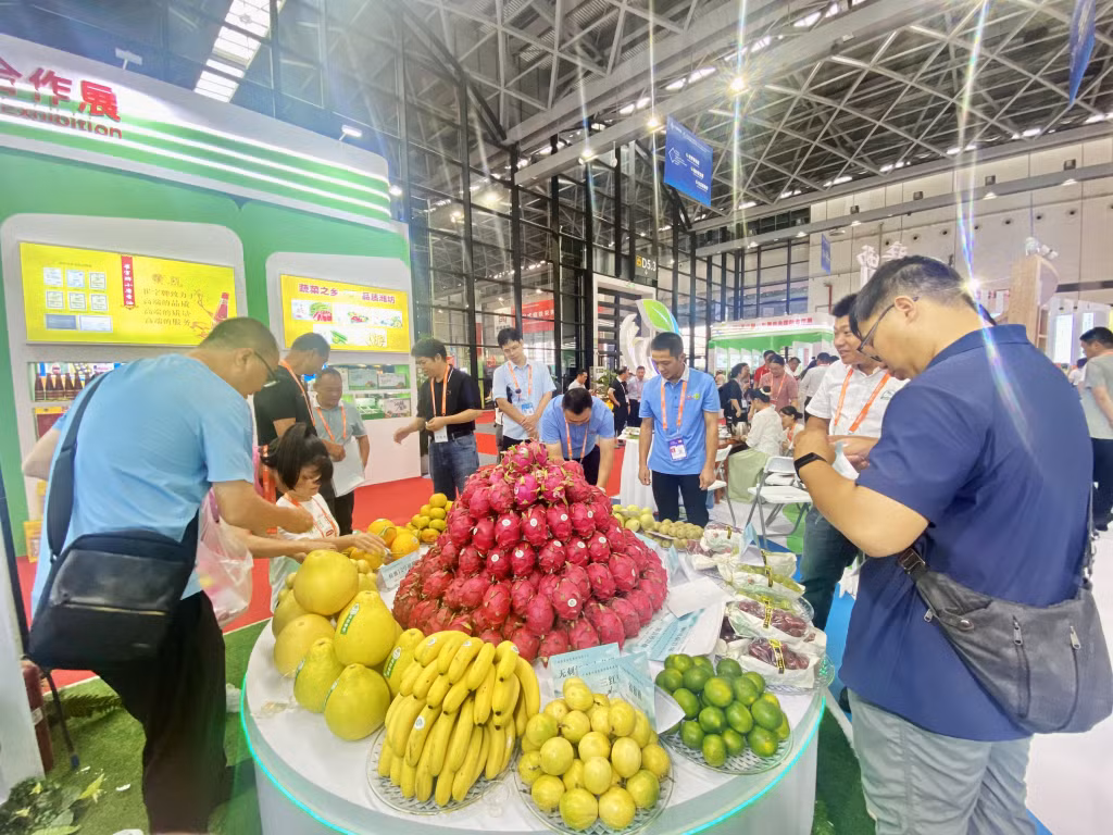 越南展位吸引大量游客参观、购物。