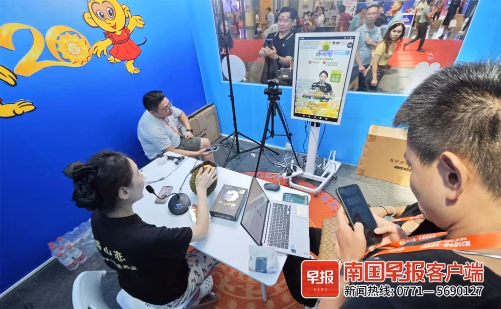 主办方为参展商设立了直播间，里面配套了网络线路，以便主播们把东博会现场盛况及时传播出去。何定坚 摄 Ban tổ chức đã thiết lập một phòng livestream cho các đơn vị tham gia triển lãm, trong đó được trang bị đường truyền internet để các streamer có thể truyền tải kịp thời khung cảnh hoành tráng của Hội chợ triển lãm Trung Quốc - ASEAN ra bên ngoài. Ảnh: Hà Định Kiên chụp