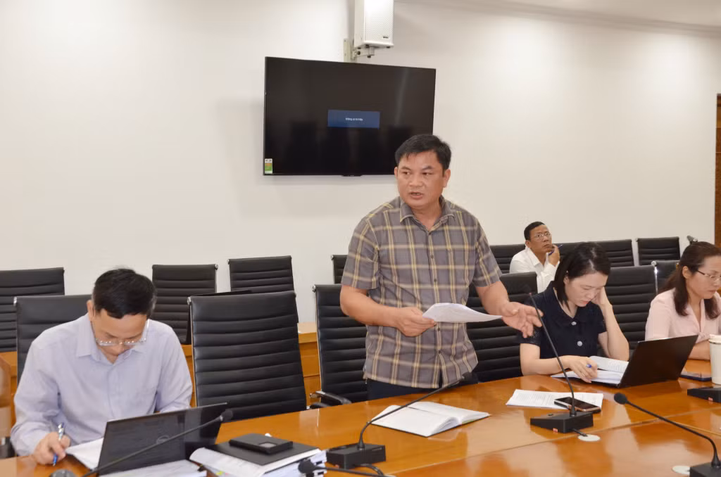 芒街市人民委员会领导汇报博览会举行计划。