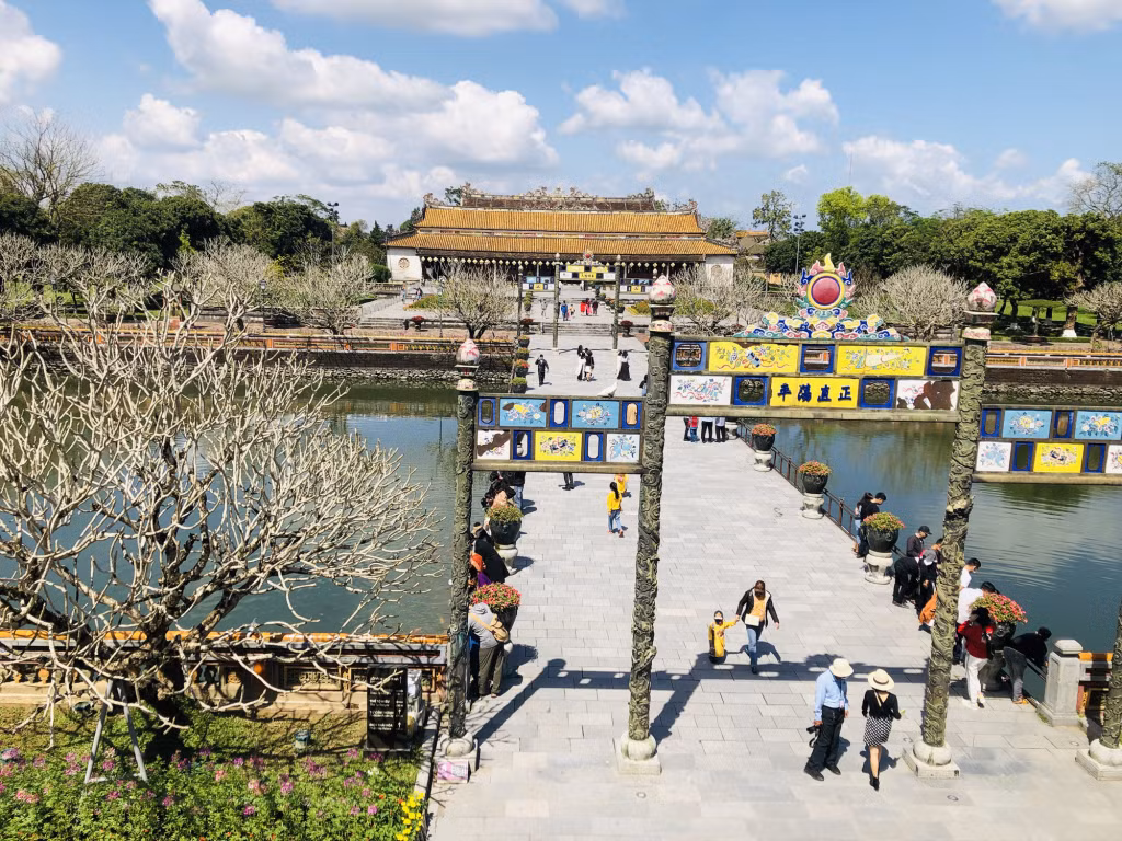 游客在顺化皇城参观太和殿（金顶房屋） Du khách tham quan Di tích Điện Thái Hoà (nhà mái vàng) trong Đại nội Huế