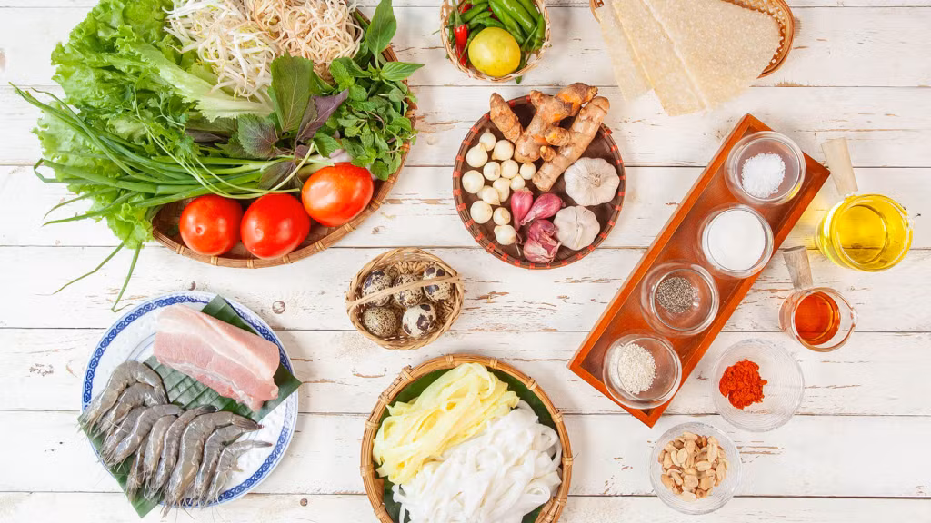 辣椒和胡椒是制作广面必不可少的食材。 Nguyên liệu làm nên món mì Quảng nổi tiếng không thể thiếu ớt và tiêu.