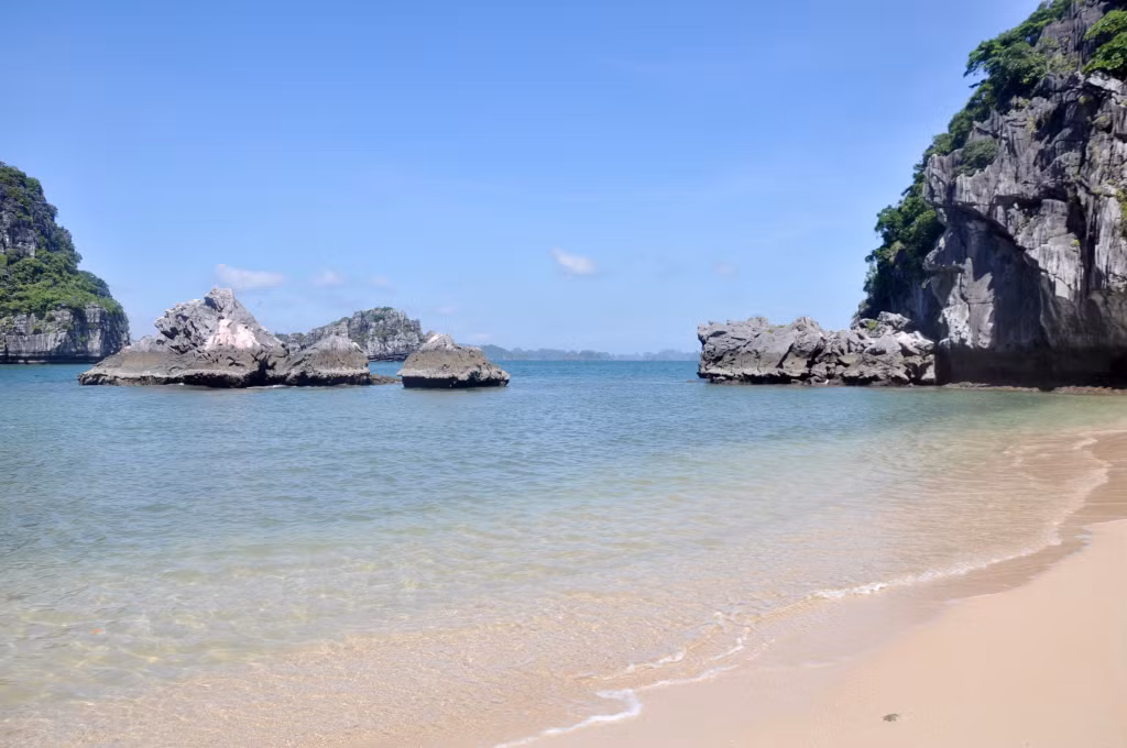 巨大的岩石孤零零地矗立在海上，为 吉安地区营造出独特而奇异的外观。