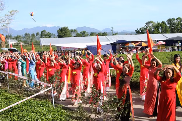 当地近 1,000 名会员和妇女参加了庆祝 2024 年唐花茶节开幕的民间舞蹈表演。
