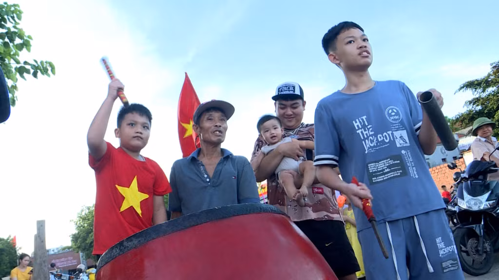 每次训练时，当地人都赶紧到现场、为参赛队鼓舞。