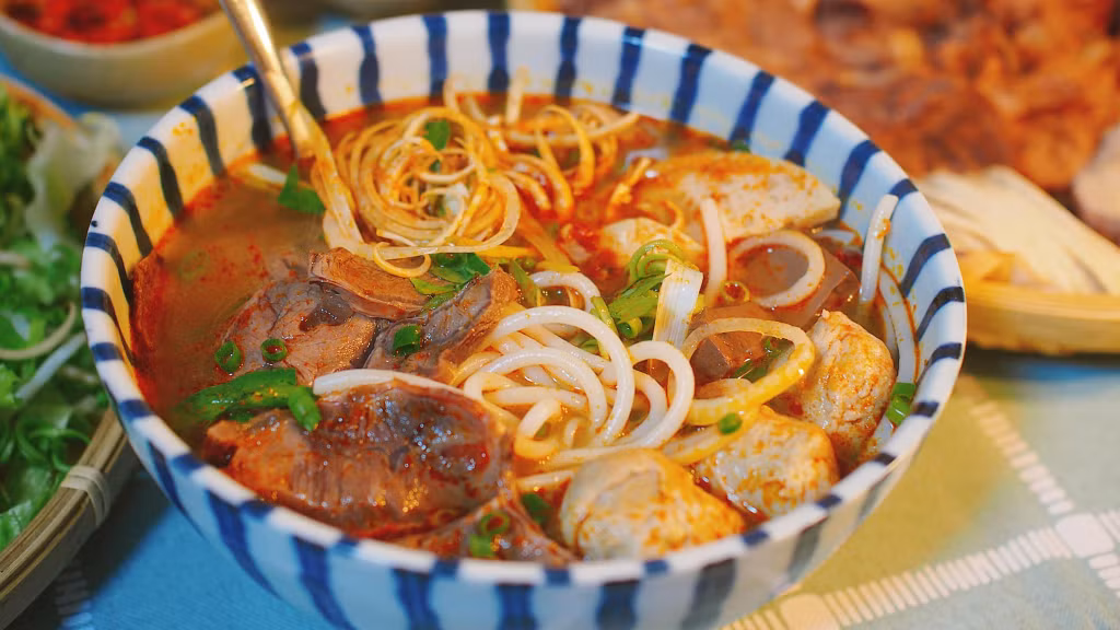 满是辣椒油的顺化牛肉粉。 Ớt chưng với bát bún bò Huế.