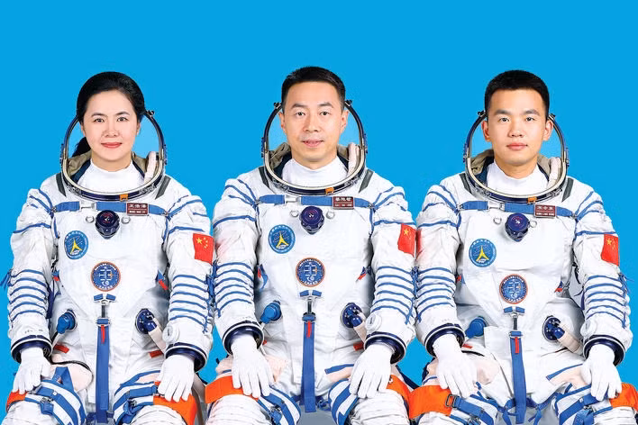 神舟十九号航天员蔡旭哲（中）、宋令东（右）、王浩泽。 新华社发 Phi hành đoàn Thần Châu-19. Ảnh: Tân Hoa Xã